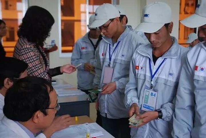 Phương Oanh diện set đồ 50 - Cảm hứng video marketing từ Hotspot Matrix